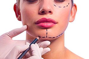 Mujer durante una cirugía facial con el cirujano plástico